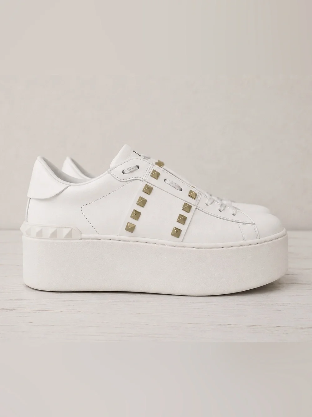Valentino Garavani Rockstud Untitled Bianco/ Gold Stud Platform Sneakers Size 8